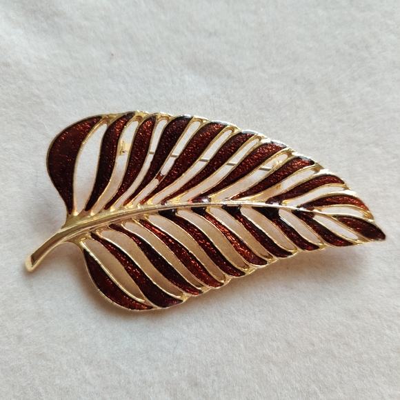 Vintage Jewelry - Large vintage sparkly leaf brooch